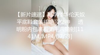 颜值身材都很不错的小污女在家让小哥调教啪啪直播大秀挣外快，揉奶玩逼掰开看特写，口交大鸡巴，多体位爆草