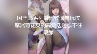 四川轻熟妇孩子都俩个了,穿着开档牛仔裤和老公小公园大胆露出,生怕被路人看到