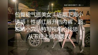 金发熟女沙发上伺候两个大鸡鸡