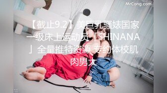 公园女厕偶遇漂亮的网红小姐姐 人美B更美