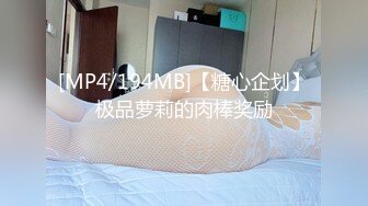 商场女厕偷拍披肩发美女 尿尿时用双手把逼掰开 尿完不擦逼