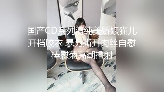 逛万达遇见个黑美甲骚货美女，黑色代表性欲强，跟去拍小逼逼下面也是长了一堆黑乎乎的阴毛！