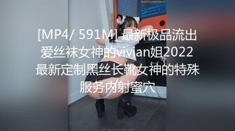 出租房窗外偷拍辍学打工妹下班洗完澡坐在床上玩手机,逼太肥了内裤包不住