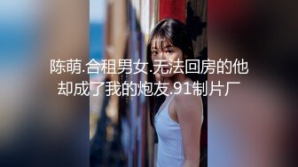 两只萝莉小母狗 爽不爽 三个洞都被填满了 三根鸡巴在母狗的身体里运动 小母狗撅起屁股被单男们排队轮奸