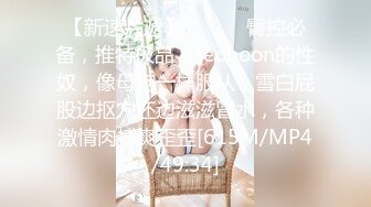 安装师傅上门服务，淫妻看着师傅身后情不自禁拿着自慰棒插入荡穴，叫的很小声不知道发现没有！