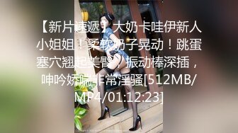 【小性感】一个人走到公共厕所脱下裤子来玩自己小穴 把我的拳头全部插进去 还是不够爽拿着道具狂插