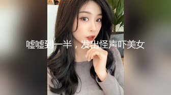 大神偷拍宽松天蓝连衣裙美少妇通透CD淡紫色内裤粉罩白色超短骚货跟闺蜜路边等车白色丁字裤