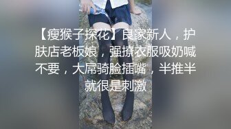 后入00后小女友，小穴很嫩