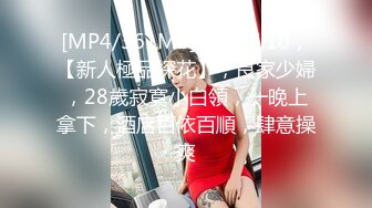 你的骚女人颜值颇高的少妇跟随大哥玩户外漏出，边走边敞开衣衫漏出，真空装揉奶子玩逼，人前漏出口交大鸡巴3