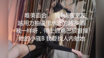 小美女已经受不了了 倚着桌角在干什么呢