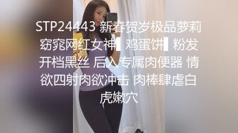 洗澡偷拍老婆的闺蜜来家里玩留宿过夜在浴室提前放好设备偷拍 她洗澡结婚十多年了这身材保养得不错