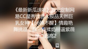 家庭摄像头偷窥，这少妇不得了，波霸不夸张，巨乳威风挺挺不下垂，走起来上下规律动荡，脱光光和小儿子一块洗澡！