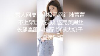 嘴里含着老公的肉棒 小骚逼里享受着单男的冲击