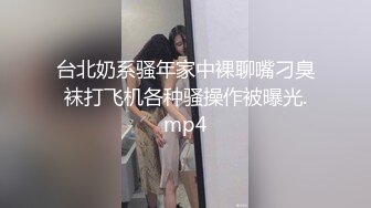 气质美少妇和老公直播，大姨妈来了只能诱惑了粉色裤头上还有经血