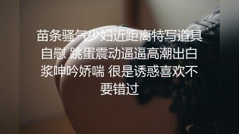 黑丝情趣装诱惑的小骚逼火辣激情艳舞诱惑狼友，淫声荡语不断拿着假鸡巴不停的抽插骚穴呻吟，浪叫不止好刺激