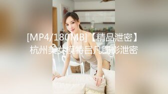 上班族小姐姐比较多的快餐店女厕，高清全景逼脸同框偸拍多位美眉方便，牛仔服美女蓝色内内湿了一块是什么情况 (3)