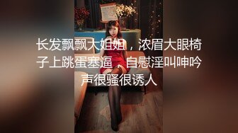 化妆品美丽小姐姐也是憋了好久，等到厕位了 深深一声吁~终于尿上了，两大腿纹身 有点猛呀！