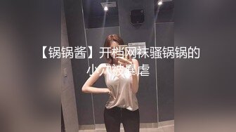 另类的三人行全程露脸大哥草人妖还撸着人妖的鸡巴，吃着旁边骚女的奶子摸着逼，浪叫呻吟轮草抽插骚女口活上位