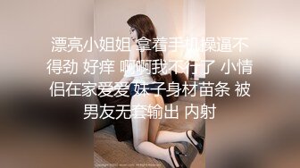 现在的夫妻真会玩，厨房里拍小视频逗逗妻子的胸奶奶，白天带媳妇出去遛弯，尿急就蹲下来尿尿！