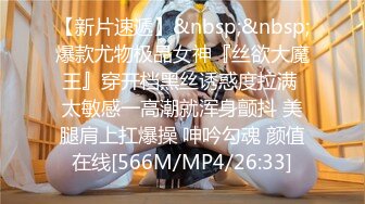 [MP4/ 731M] 网红脸牛仔短裤性感美女被2中年男3P,一起爆插她,各种姿势狠狠干