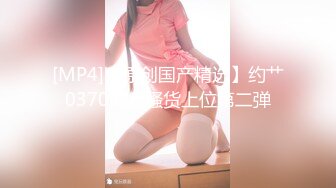 长相可爱的丸子头妹子，巨乳白皙奶，一黑一白