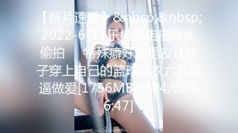 8月最新流出顶级手持厕拍服装商场二楼女厕前后俯视多角度偷拍同伙在商场楼梯拍脸