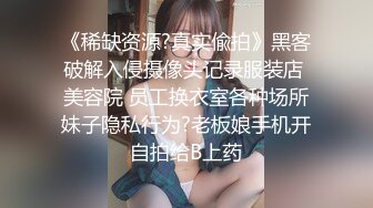 [MP4/ 399M] 婴儿肥肉嘟嘟像混血激情操逼，旁边还有个解说，翘起肥臀特写，自己骑上来扭动小腰