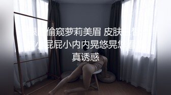 大奶熟女的诱惑，全程露脸双指抠骚逼玩弄，浪荡呻吟都快抠肿了，浴室自己舔奶子马桶刷自慰骚逼真鸡巴骚啊