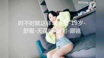 家庭摄像头破解真实偸拍，知识分子夫妻家中一起看A片助兴，来感觉后互摸客厅打一炮回床上继续干，性福啊 (4)