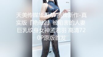 全景厕拍美女撒尿闺蜜非要挤进来 以为一箭双雕 白高兴