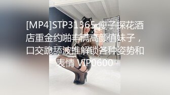 黑丝美少妇一门心思的玩手机 嘿嘿咱就专门拍你的小BB