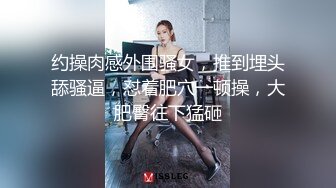 办公室激情风骚女老板和年轻女秘书的诱惑，全程露脸丝袜高跟道具，各种撩骚狼友，特写展示，道具抽插好刺激