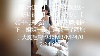 酒店摄像头偷拍小哥和好友一块3P个颜值和身材都不错的美女一边干一边开着手电照