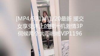 [MP4/ 351M] 性感红唇骚女两男一女淫乱啪啪，非常迫不及待快过来呀，双屌左右一起交还说真好吃