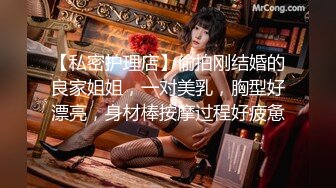 可爱的金发女孩被大公鸡在她的紧屁股上操的!