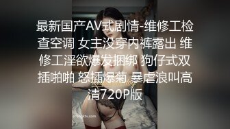 服装店老板娘营业期间坐前台边壹本正经的营业,下面露臊B给你看,也不怕路过行人发现