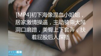 商城跟随偷窥清纯漂亮小姐姐 皮肤白皙 白内内卡屁屁 抱着毛娃娃左晃右晃很开心