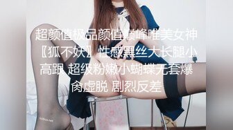 小吃店女厕全景偷拍服务员撅屁股尿尿