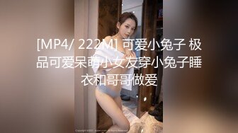 三男一女淫荡骚货，4P淫乱名场面，操多毛骚逼，两根屌一起舔，贪婪吸吮，车轮战，前后夹击