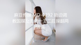 人妻美少妇全程露脸黑丝诱惑伺候3个小哥的大鸡巴，揉奶玩逼淫声荡语各种抽插，无套蹂躏射在小嘴里精彩刺激