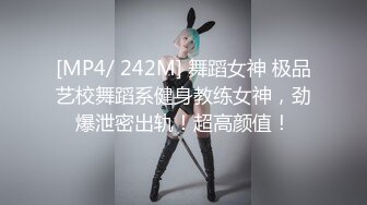 UR级！极品美女逛超市撅屁股被CD骚丁&nbsp; 眼镜长裙少妇独自吃小吃。正经的长相却穿了透明骚窄内