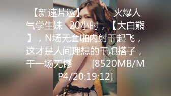 裙底偷拍两个高颜值美女在店里自拍美女一个是透明蕾丝窄内一个是白色窄内蓝色短裙学妹和舍友逛街