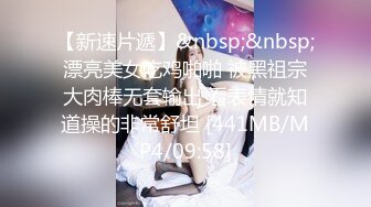 大师ChinaJoy展会CD系列美女模特裙底风光，灰色套装美女丁字裤也是灰色的