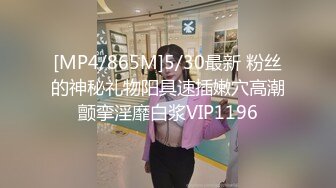 食品厂女厕全景偷拍多位美女职员还有穿开档黑丝的美女 (2)