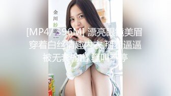 [MP4/ 1.35G] 酒吧少妇激情4P，露脸颜值不错伺候三个大哥，交大鸡巴，让三个大哥在床上玩弄