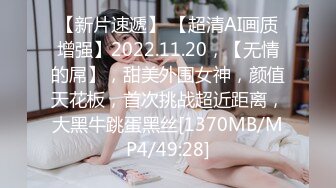 身材火辣的模特美女家里花洒头坏了找师傅来维修勾引他在浴室里