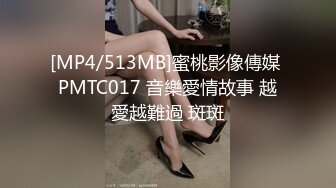 小鲜肉被大鸡巴男调教,最后射嘴里还不住舔龟头,好骚！