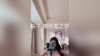 写字楼女厕白T恤黑紧身裤长发美妞 鲜肥的无毛馒头穴馋得流口水