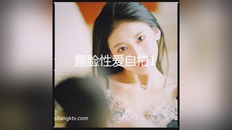 【红唇极品骚女爆乳骚穴】仰视视角，两大奶尽收眼底，超近特写小穴，手指磨蹭搞得很湿，跳蛋塞入拉扯流出白浆