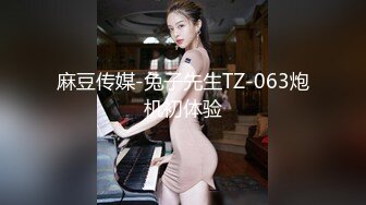 36D爆乳尤物潘金莲激情大秀直播，黑丝齐逼短裙，给小哥鸡巴倒上奶深喉口交，奶子和逼逼倒上奶让小哥舔好骚